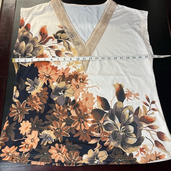 Cream & Tan floral tee size XL - Picture 7 of 8